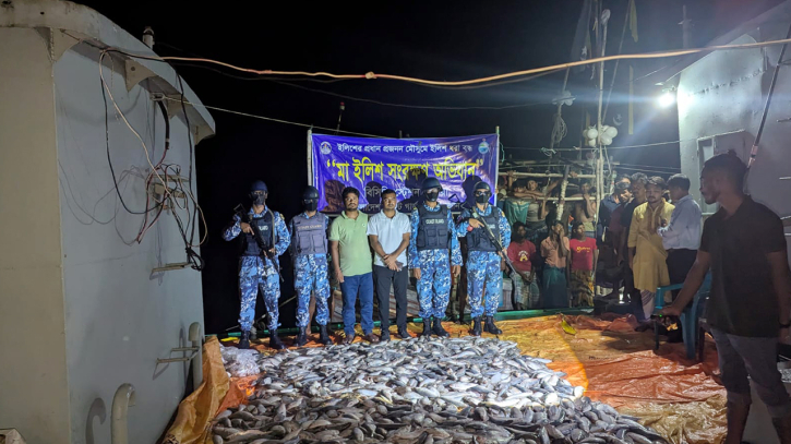 হাতিয়ায় ৫০ জেলে আটক, ১৫ মণ ইলিশ এতিমখানায় বিতরণ হাতিয়ায় ৫০ জেলে আটক, ১৫ মণ ইলিশ এতিমখানায় বিতরণ