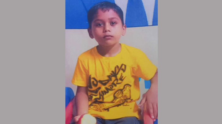 আটক যুবকের বাড়িতে এলাকাবাসীর আগুন আটক যুবকের বাড়িতে এলাকাবাসীর আগুন