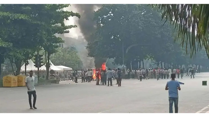 মানিক মিয়া এভিনিউ রণক্ষেত্র, গাড়ি ভাঙচুর-সড়কে আগুন মানিক মিয়া এভিনিউ রণক্ষেত্র, গাড়ি ভাঙচুর-সড়কে আগুন