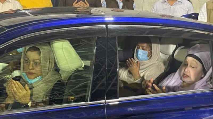 জিয়াউর রহমানের মাজার জিয়ারত করলেন খালেদা জিয়া