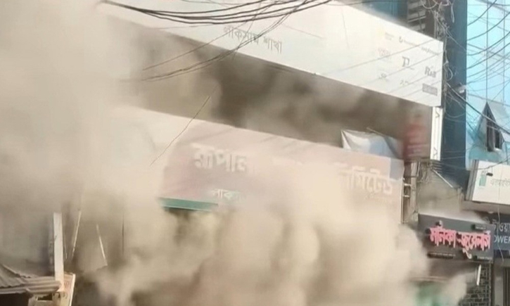 অল্পের জন্য রক্ষা পুরো ভবন অল্পের জন্য রক্ষা পুরো ভবন
