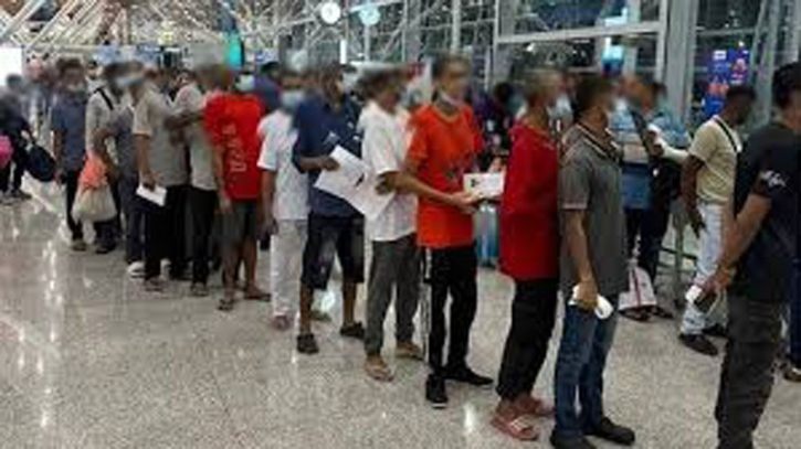 বাংলাদেশিসহ ৬০ অভিবাসীকে ফেরত পাঠাল মালয়েশিয়া