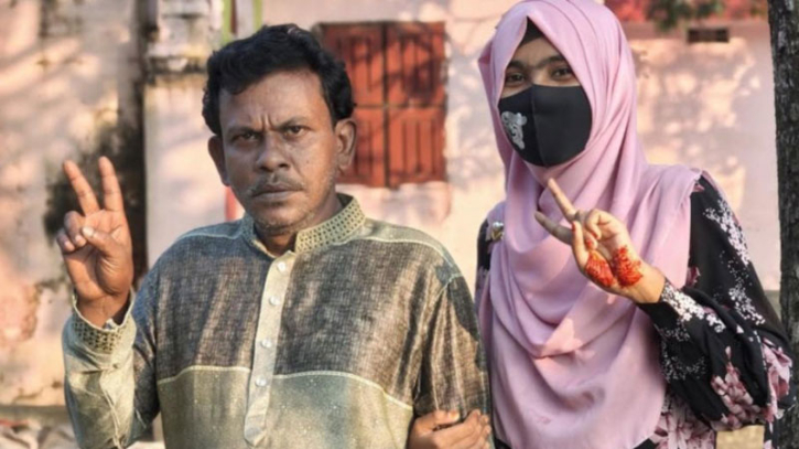 একসঙ্গে এইচএসসি পাস করলেন বাবা-মেয়ে একসঙ্গে এইচএসসি পাস করলেন বাবা-মেয়ে