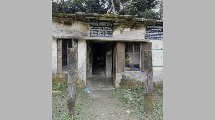 ঝালকাঠির কমিউনিটি ক্লিনিকে একসঙ্গে ৭ সাপ ঝালকাঠির কমিউনিটি ক্লিনিকে একসঙ্গে ৭ সাপ