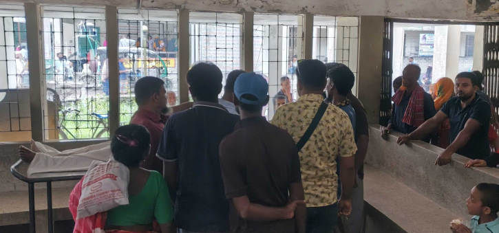 দাঁড়িয়ে থাকা ট্রাকের  ধাক্কা, প্রাণ গেল ভ্যান চালকের