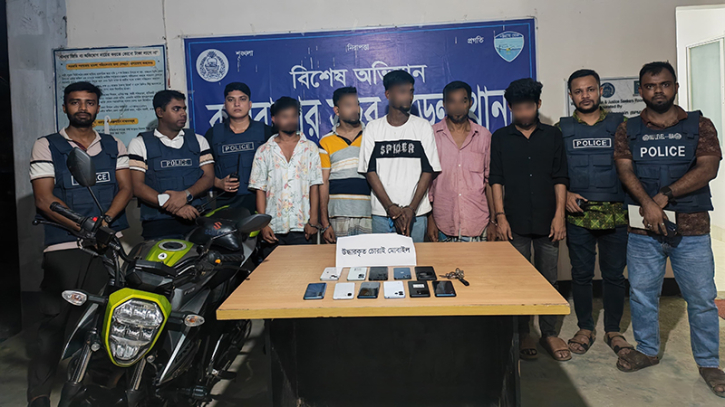 কক্সবাজারে পর্যটককে ছুরিকাঘাত ও ছিনতাই ,৫ জন গ্রেপ্তার