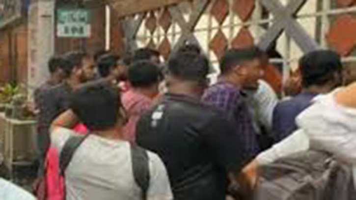 এনটিআরসিএ ভবনে চাকরিপ্রত্যাশীদের তালা