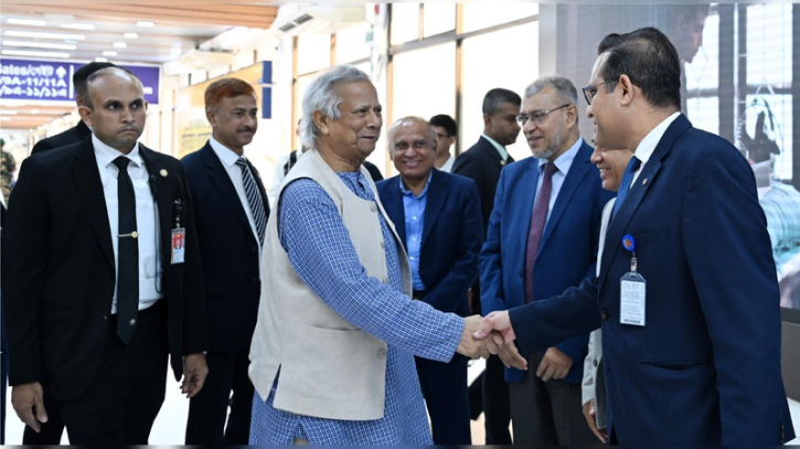 রোম সফর শেষে দেশে ফিরলেন প্রধান উপদেষ্টা মুহাম্মদ ইউনূস