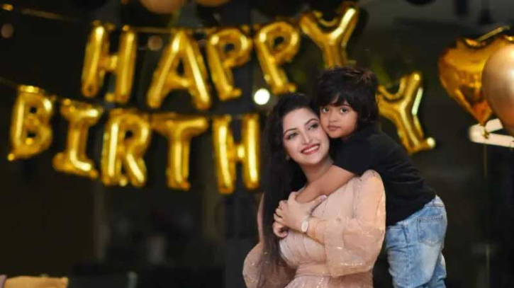জন্মদিন উদযাপনে ব্যস্ত পরীমনি জন্মদিন উদযাপনে ব্যস্ত পরীমনি