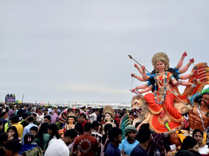 কক্সবাজার সৈকতে প্রতিমা বিসর্জনে জমকালো আয়োজন