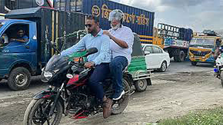 শেষে মোটরসাইকেলে গন্তব্যে ফাওজুল কবির খান শেষে মোটরসাইকেলে গন্তব্যে ফাওজুল কবির খান