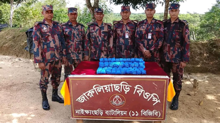 নাইক্ষ্যংছড়ি সীমান্তে ১ লাখ ইয়াবা উদ্ধার বিজিবির নাইক্ষ্যংছড়ি সীমান্তে ১ লাখ ইয়াবা উদ্ধার বিজিবির