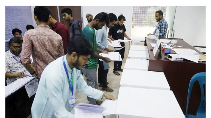 রাকসু নির্বাচনে ভোট শেষ, ৭০% ভোটের আশা উপাচার্যের রাকসু নির্বাচনে ভোট শেষ, ৭০% ভোটের আশা উপাচার্যের