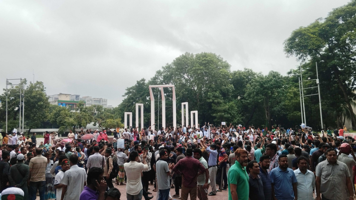 শহীদ মিনারে ঢাকা কলেজের শিক্ষার্থীরা শহীদ মিনারে ঢাকা কলেজের শিক্ষার্থীরা