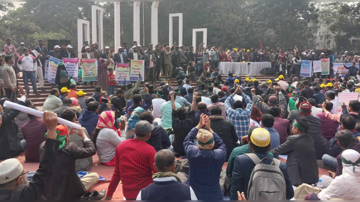 শহীদ মিনারে শিক্ষকরা, চলছে শাহবাগ অবরোধের প্রস্তুতি