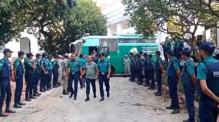 সেনানিবাসের অস্থায়ী কারাগারে নেওয়া হলো ১৫ সেনা কর্মকর্তাকে সেনানিবাসের অস্থায়ী কারাগারে নেওয়া হলো ১৫ সেনা কর্মকর্তাকে