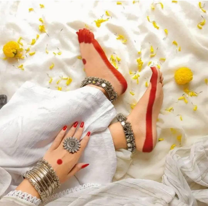 দুর্গাপূজায় ভক্তিমূলক সাজে আলতার ৫ নকশা