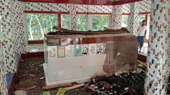 কুমিল্লায় হাত মাইকে ঘোষণা দিয়ে মাজারে হামলা ও অগ্নিসংযোগ কুমিল্লায় হাত মাইকে ঘোষণা দিয়ে মাজারে হামলা ও অগ্নিসংযোগ