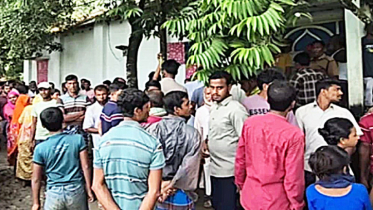 বগুড়ায় প্রবাসীর স্ত্রী-ছেলেকে কুপিয়ে হত্যা
