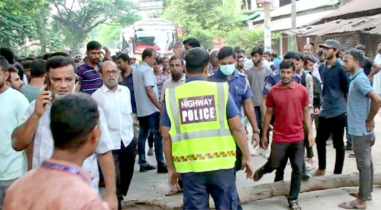 ক্ষুব্ধ জনতার সড়ক অবরোধে যান চলাচল বন্ধ