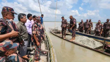 তিস্তায় অবৈধ পাথর উত্তোলন: ১৩ নৌকা বিনষ্ট করল প্রশাসন