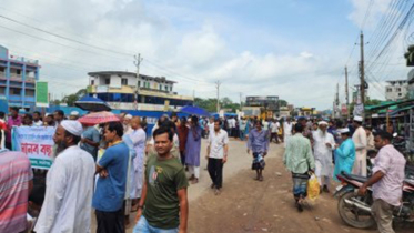 ঝিনাইদহে জমির ন্যায্যমূল্যের দাবিতে মহাসড়ক অবরোধ