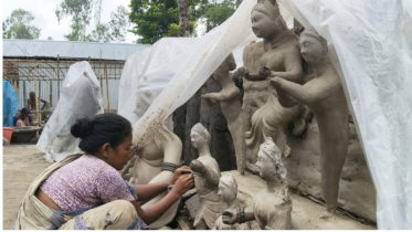 সংসার সামলে প্রতিমা গড়ছেন নারী শিল্পীরা