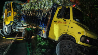 দাঁড়িয়ে থাকা ট্রাকে অপর ট্রাকের ধাক্কা