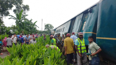 রংপুরে ‘পদ্মরাগ কমিউটারের’ ৫ বগি লাইনচ্যুত