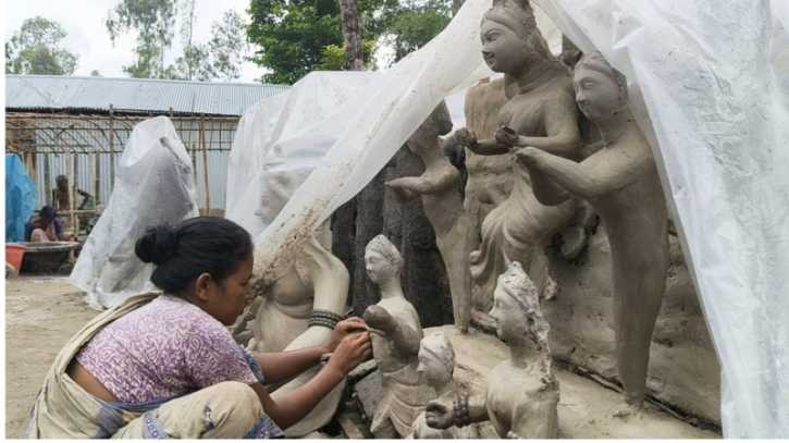সংসার সামলে প্রতিমা গড়ছেন নারী শিল্পীরা সংসার সামলে প্রতিমা গড়ছেন নারী শিল্পীরা